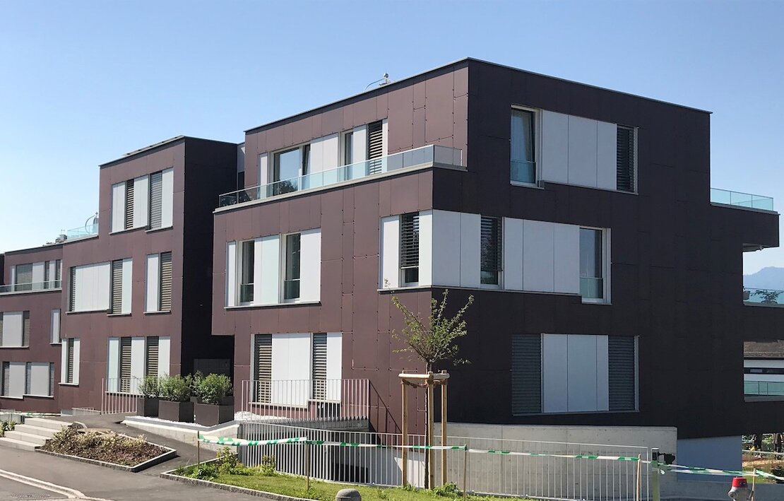 Building fitted with coloured, facade-integrated photovoltaic elements produced by Solaxess 