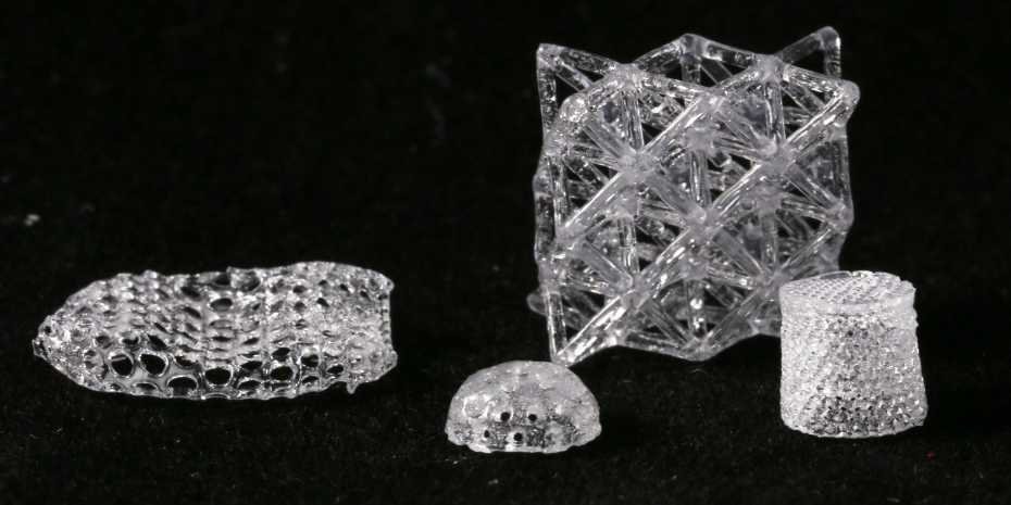 Verschiedene Glasobjekte, die mit einem 3D-​Drucker geschaffen wurden. (Foto: Gruppe für Komplexe Materialien / ETH Zürich)