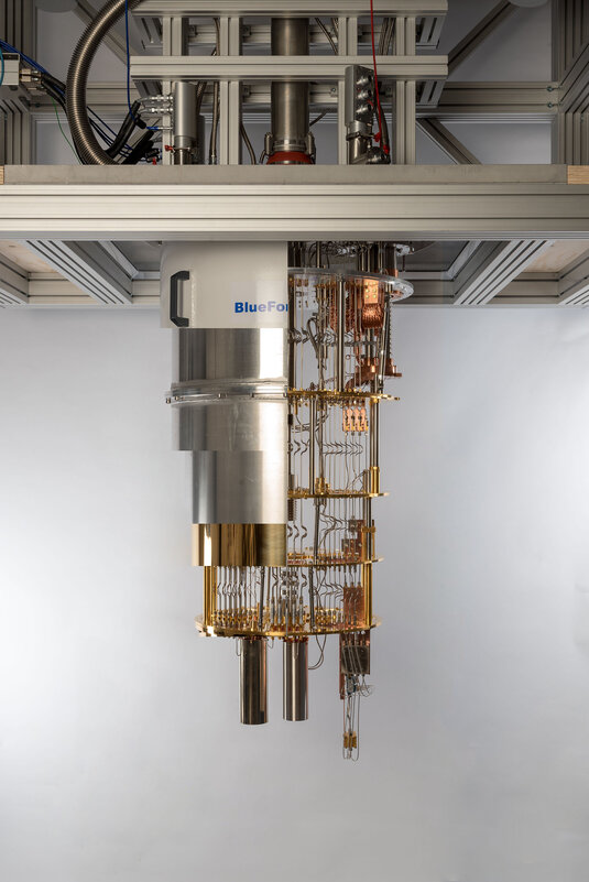 Kühlanlage, in welcher der supraleitende Quantenchip bei Temperaturen nahe des absoluten Nullpunkts betrieben wird.